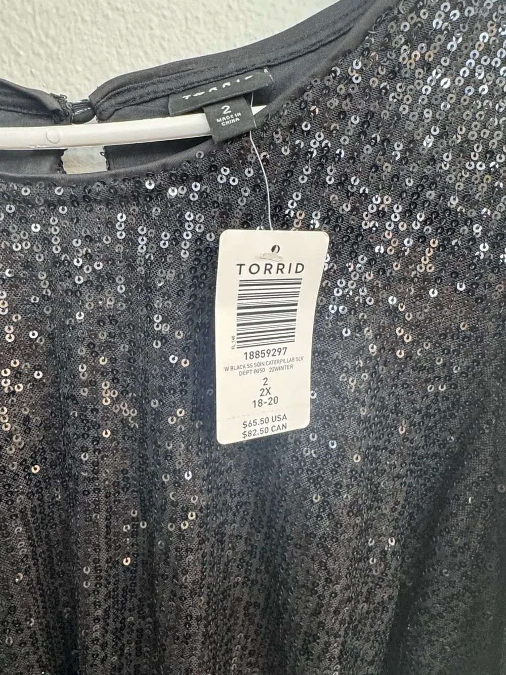 NWT torrid Black Sequin Ruched Caterpillar Sleeve Top - Size 2 - Picture 4 of 8